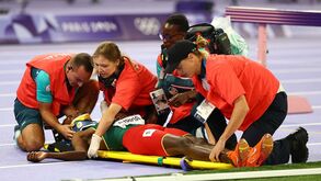 Recordista mundial dos 3.000m obstáculos sofreu queda brutal e teve de ser retirado de maca