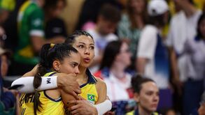 Estados Unidos bate Brasil e defende título na final feminina de voleibol