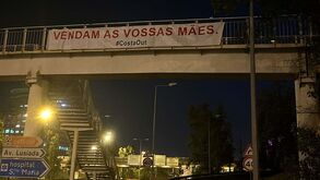 «Vendam as vossas mães»: cartaz colocado junto ao Estádio da Luz pede saída de Rui Costa