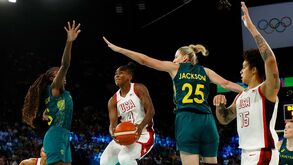 Estados Unidos 'passeiam' até à final feminina no basquetebol