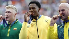 Roje Stona: o recordista olímpico com o futuro dividido entre o disco e o... futebol americano