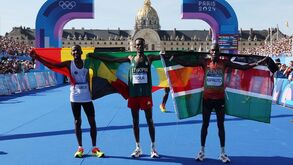 'Suplente' Tamirat Tola conquista maratona olímpica e Samuel Barata finaliza em 48.º