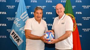 Gianni Infantino e Fernando Gomes reuniram-se em Paris para falar do Mundial'2030