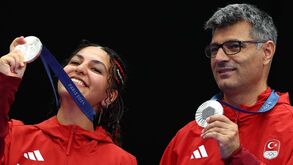 Yusuf Dikeç: a história do turco que para lá da medalha de prata saiu de Paris com um festejo icónico