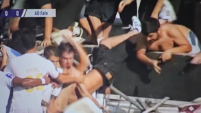 Barreira do estádio do Varzim cede e adeptos do Fafe caem das bancadas ao celebrarem um golo