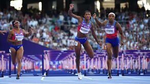 Masai Russell 'rouba' título olímpico dos 100m barreiras e Camacho-Quinn