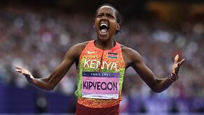 Faith Kipyegon sagra-se tricampeã dos 1.500 metros com novo recorde olímpico
