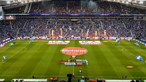 Chamas, fogo de artifício e muita cor: grande ambiente no Dragão para a estreia do FC Porto em casa