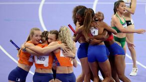 Estados Unidos mantêm domínio nas estafetas 4x400 metros