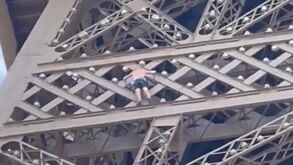 Homem em troco nu fura segurança e tenta escalar Torre Eiffel