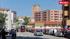 Não faltou apoio à chegada do autocarro do Benfica ao Estádio Municipal de Famalicão