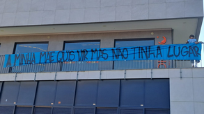 «A minha mãe quis vir, mas não tinha lugar»: adeptos do Famalicão protestam contra as condições do estádio