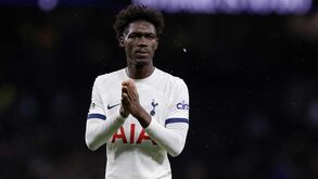 Jogador do Tottenham filma-se a inalar 'gás do riso': «Uma total falta de cérebro»