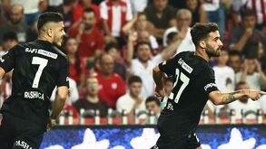 Segundo jogo oficial e... mais um para a conta: veja o golo de Rafa Silva na estreia na liga turca 