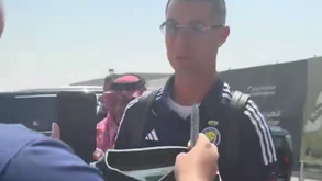 O momento em que Cristiano Ronaldo assinou uma camisola idêntica àquela com que se estreou pelo Sporting