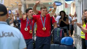 Campeões olímpicos regressam a casa: Rui Oliveira e Iúri Leitão recebidos com euforia no aeroporto do Porto