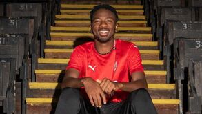 Kelechi oficializado no Barnsley