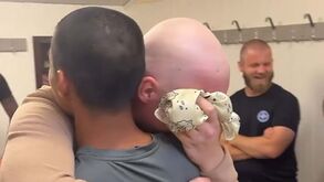 Jogadores de equipa sueca rapam o cabelo para apoiar companheiro diagnosticado com cancro