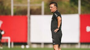 Carvalhal oficial e já no relvado