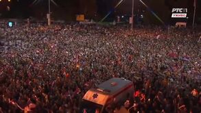 Impressionante: milhares nas ruas para saudar Djokovic e Jokic pelas medalhas olímpicas