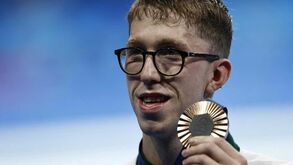 Rio Sena continua a dar que falar: medalha de ouro no hospital com vírus depois da prova de águas abertas