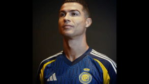 Cristiano Ronaldo apresenta camisola alternativa do Al Nassr para 2024/25
