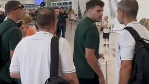 Ioannidis ri após adepto leonino lhe pedir para assinar pelo Sporting... em Amesterdão