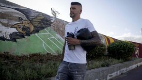 E o clube do coração ali tão perto: acompanhámos os passos de Joãozinho no primeiro dia no Oriental