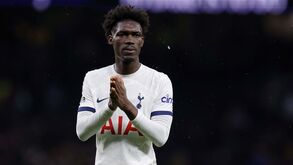 Bissouma suspenso pelo Tottenham após ter-se filmado a consumir 'droga do riso'