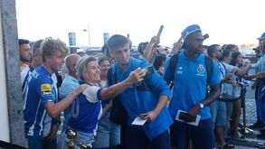 As imagens da chegada do FC Porto aos Açores: comitiva dos dragões recebida por dezenas de adeptos