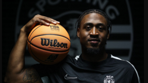 Sporting contrata base Reggie Johnson
