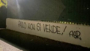 «Dybala não se vende»: adeptos da Roma vandalizam centro de treinos e deixam mensagem à direção