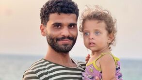 Futebolista palestiniano mostra dia a dia com as filhas em campo de refugiados em Gaza