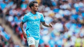 Oscar Bobb fraturou perna e desfalca Manchester City entre três a quatro meses