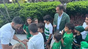 Frederico Varandas e Rúben Amorim saudados por crianças da Academia do Funchal