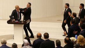 Murros e pontapés: As imagens da luta que feriu três deputados no parlamento turco