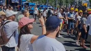 O ambiente junto ao autocarro da Emirates de João Almeida antes do arranque da Vuelta