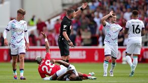 Lesão arrepiante no Nottingham-Bournemouth: jogo esteve interrompido quase 10 minutos e Danilo saiu de maca