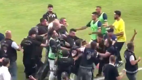 Mais uma confusão no futebol turco: presidente do Fenerbahçe agredido durante o jogo com o Göztepe