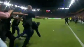 Mais imagens da confusão na Turquia: o momento em que presidente do Fenerbahçe é atingido na cabeça