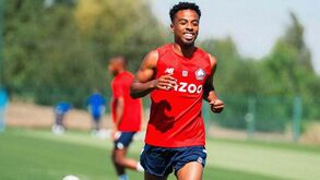 Angel Gomes agradece apoio recebido após choque que o levou a cair inanimado em campo