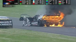 Assustador: carro pega fogo durante prova na Argentina