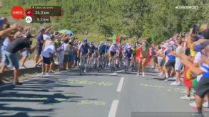Lamentável: adepto corre (quase) nu à frente do pelotão da Vuelta e pouco depois... gera-se o caos
