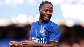 Sterling ficou de fora da estreia do Chelsea na Premier League e reagiu... em comunicado