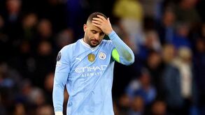Kyle Walker tem duas mansões mas vive... num apartamento do Manchester City 