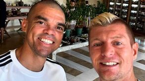 Kroos publica foto com Pepe: «As férias de agosto são para os futebolistas reformados»