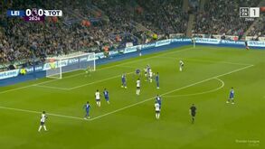 Um cenário pouco habitual: Porro inaugurou o marcador no Leicester-Tottenham... de cabeça