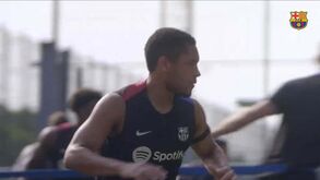 Vítor Roque continua a treinar com o Barcelona enquanto aguarda decisão sobre o futuro