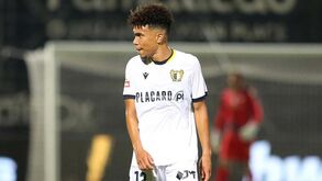 Transferência de Gustavo Assunção para a Hungria caiu e o médio voltou ao Famalicão