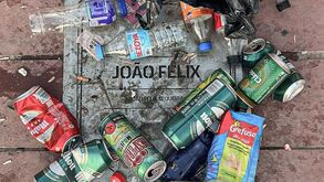 De garrafas esmagadas a cigarros: placa de João Félix no At. Madrid (novamente) vandalizada por adeptos